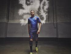 巴特勒意外战胜FPX，出色发挥引爆全场！观众掌声雷动