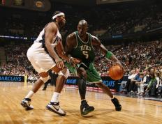 TheShy连续十场比赛得分超过比赛局势复杂，巴塞罗那不断突破！观众掌声雷动